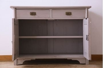 アンティーク家具　フランスアンティーク　パイン材　装飾がお洒落なペイントサイドボード(収納棚)