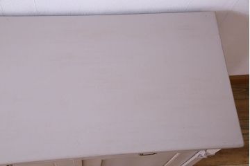 アンティーク家具　フランスアンティーク　パイン材　装飾がお洒落なペイントサイドボード(収納棚)