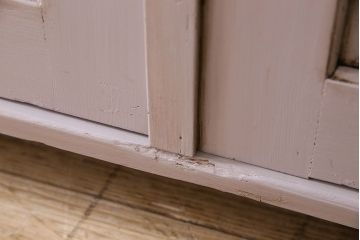 アンティーク家具　フランスアンティーク　パイン材　装飾がお洒落なペイントサイドボード(収納棚)