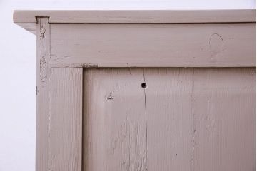 アンティーク家具　フランスアンティーク　パイン材　装飾がお洒落なペイントサイドボード(収納棚)