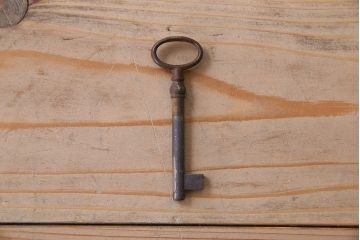 アンティーク家具　フランスアンティーク　パイン材　装飾がお洒落なペイントサイドボード(収納棚)