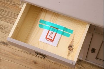 アンティーク家具　フランスアンティーク　パイン材　装飾がお洒落なペイントサイドボード(収納棚)