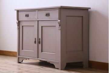 アンティーク家具　フランスアンティーク　パイン材　装飾がお洒落なペイントサイドボード(収納棚)