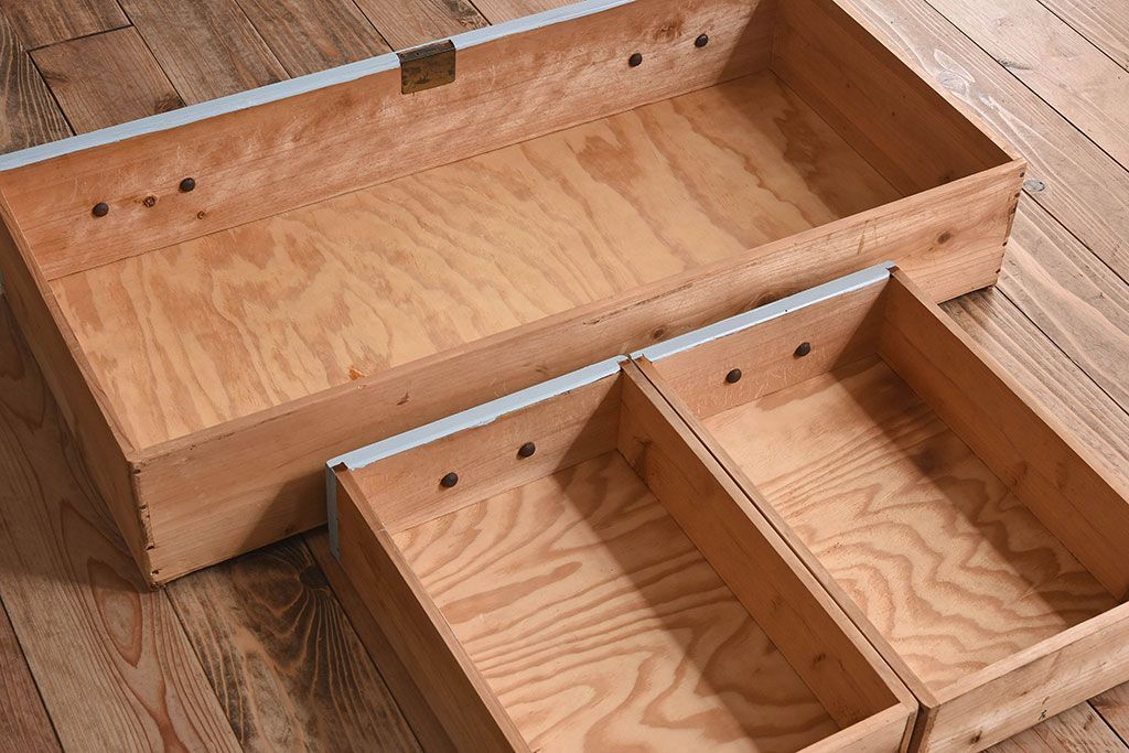 ペイント家具　モールガラス入り!柔らかなカラーが魅力的なチェスト