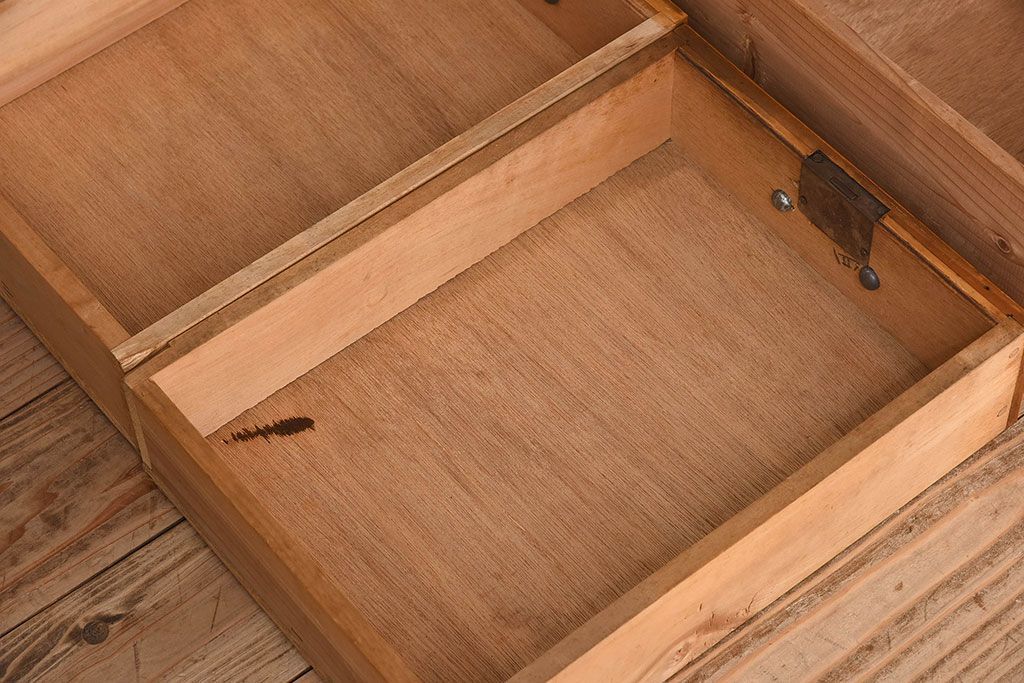 レトロ家具　昭和レトロ　人気のダイヤガラス入りの愛らしいチェスト