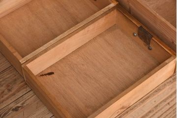 レトロ家具　昭和レトロ　人気のダイヤガラス入りの愛らしいチェスト