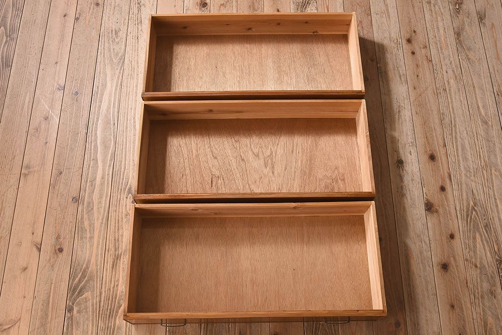 レトロ家具　昭和レトロ　人気のダイヤガラス入りの愛らしいチェスト