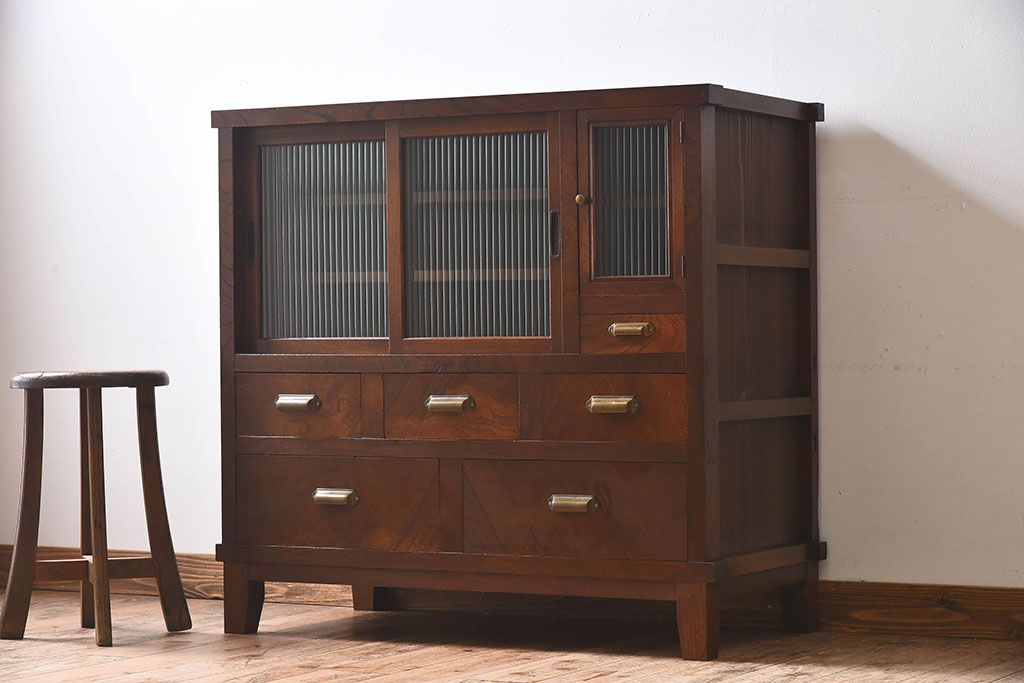 レトロ家具　昭和レトロ　前面ケヤキ材　人気のモールガラス入りのアンティーク収納棚(戸棚)