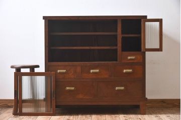 レトロ家具　昭和レトロ　前面ケヤキ材　人気のモールガラス入りのアンティーク収納棚(戸棚)
