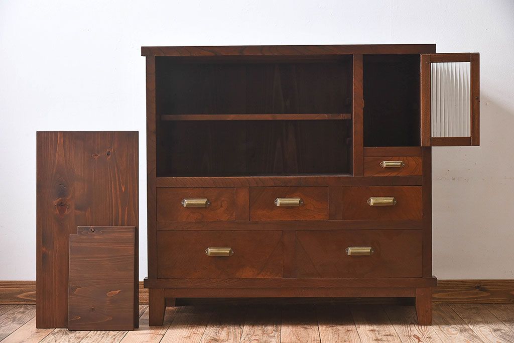 レトロ家具　昭和レトロ　前面ケヤキ材　人気のモールガラス入りのアンティーク収納棚(戸棚)