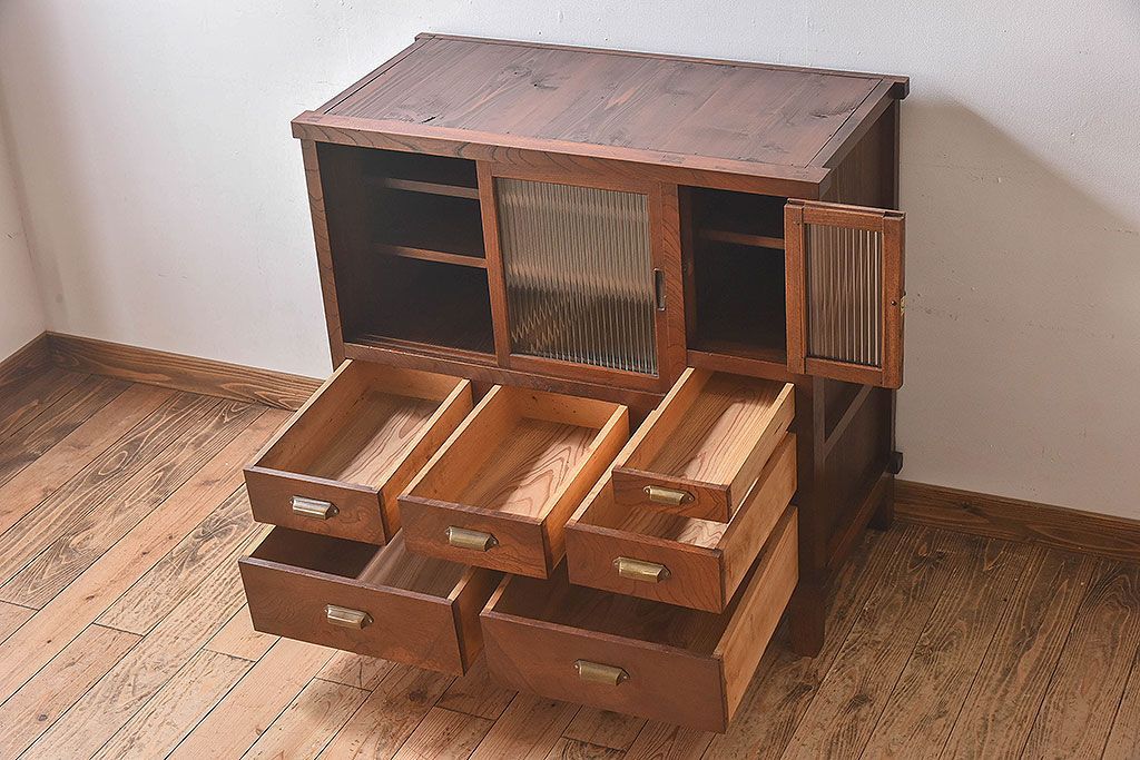 レトロ家具　昭和レトロ　前面ケヤキ材　人気のモールガラス入りのアンティーク収納棚(戸棚)