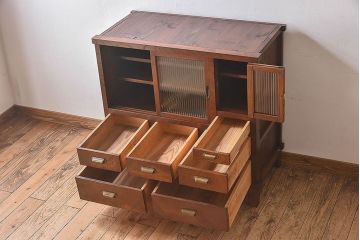 レトロ家具　昭和レトロ　前面ケヤキ材　人気のモールガラス入りのアンティーク収納棚(戸棚)