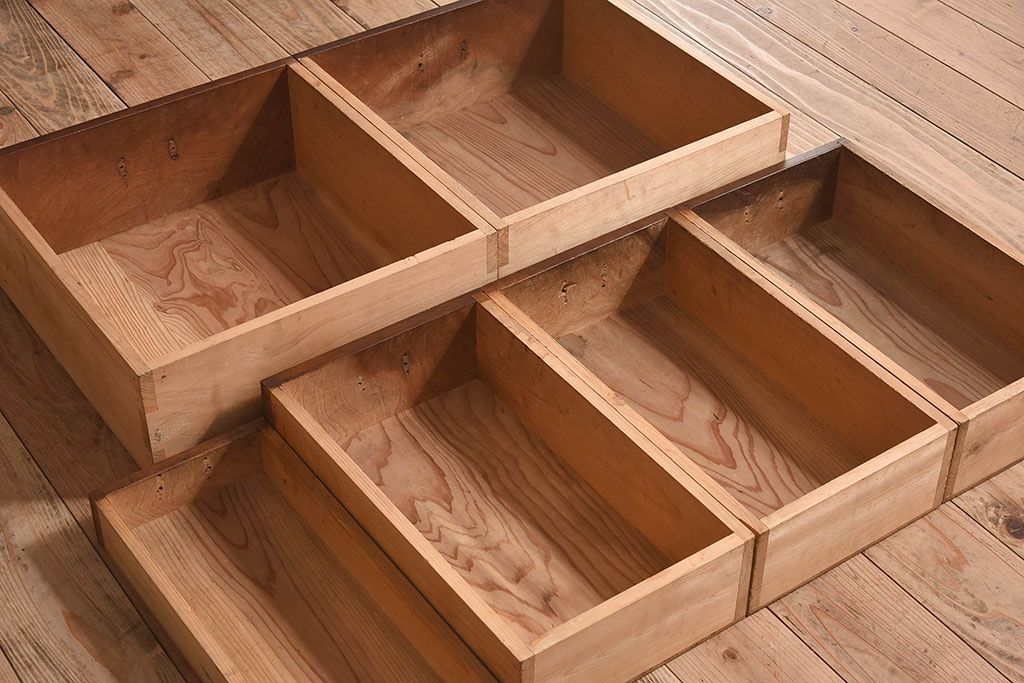 レトロ家具　昭和レトロ　前面ケヤキ材　人気のモールガラス入りのアンティーク収納棚(戸棚)