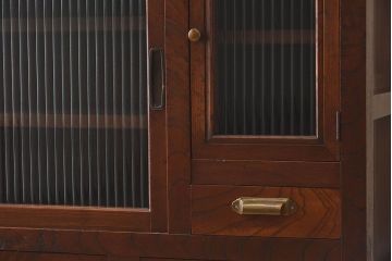 レトロ家具　昭和レトロ　前面ケヤキ材　人気のモールガラス入りのアンティーク収納棚(戸棚)