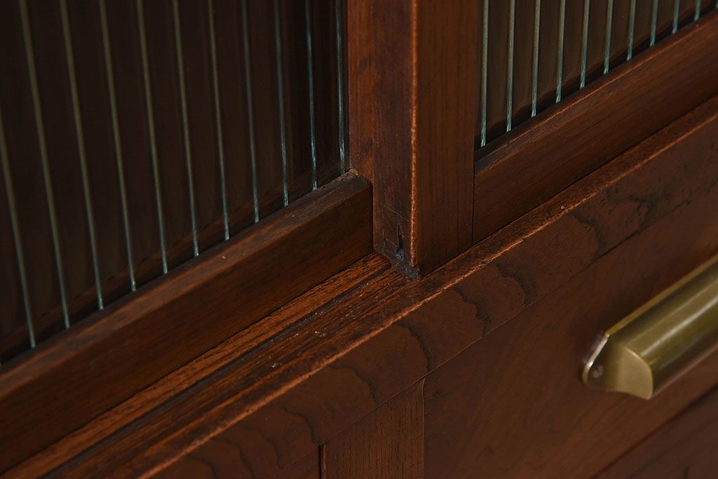 レトロ家具　昭和レトロ　前面ケヤキ材　人気のモールガラス入りのアンティーク収納棚(戸棚)