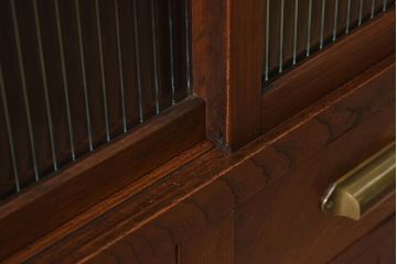 レトロ家具　昭和レトロ　前面ケヤキ材　人気のモールガラス入りのアンティーク収納棚(戸棚)