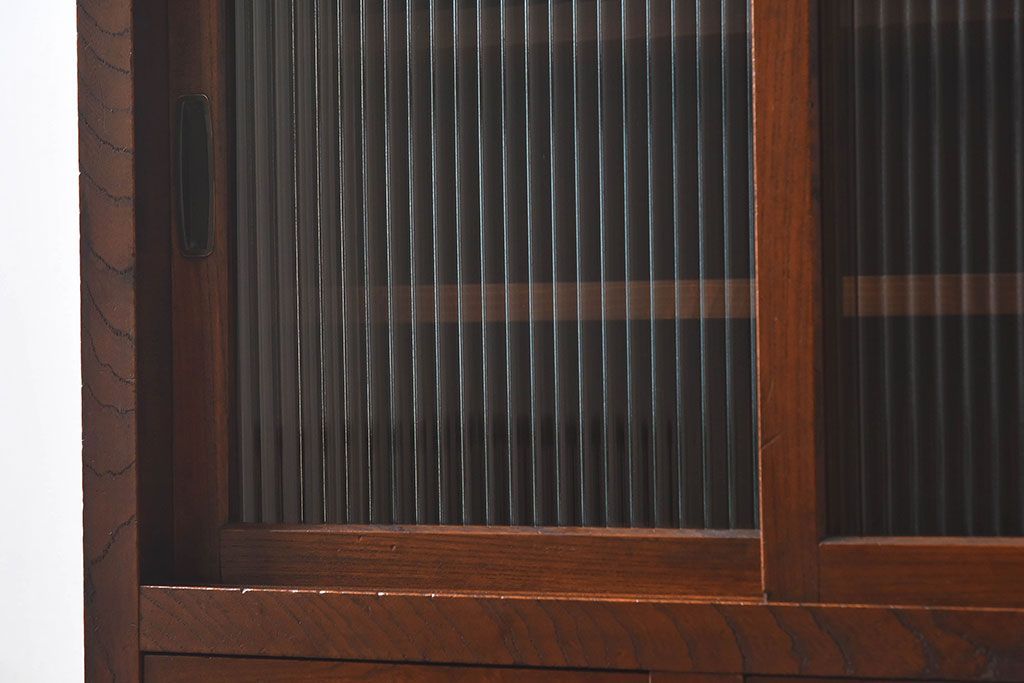 レトロ家具　昭和レトロ　前面ケヤキ材　人気のモールガラス入りのアンティーク収納棚(戸棚)