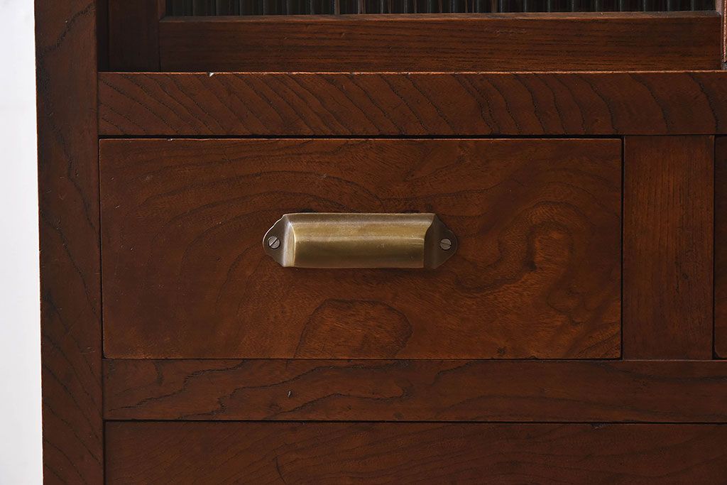 レトロ家具　昭和レトロ　前面ケヤキ材　人気のモールガラス入りのアンティーク収納棚(戸棚)