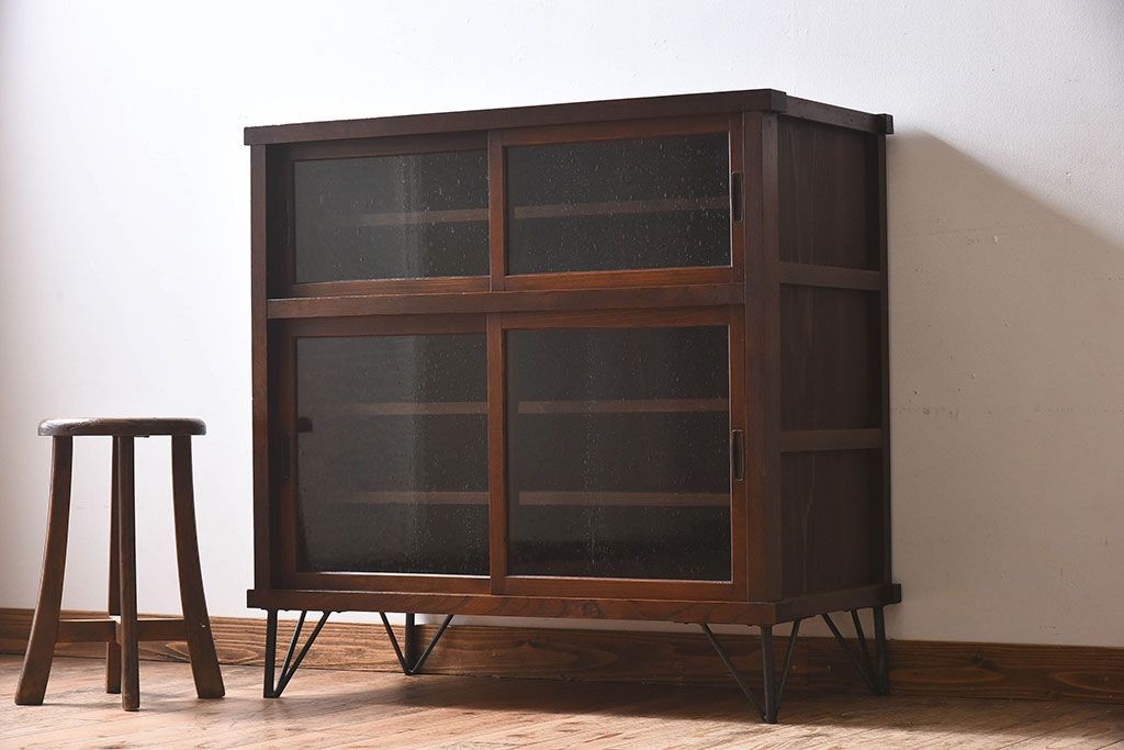 アンティーク家具　和製アンティーク　気泡ガラス入り!鉄脚付き収納棚(戸棚)