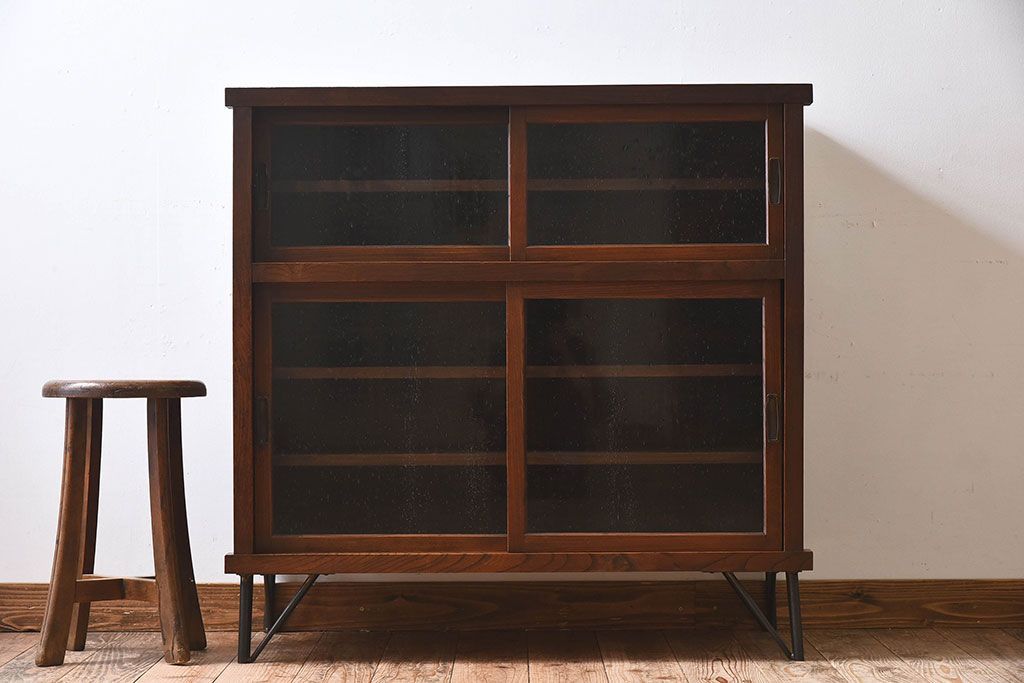 アンティーク家具　和製アンティーク　気泡ガラス入り!鉄脚付き収納棚(戸棚)