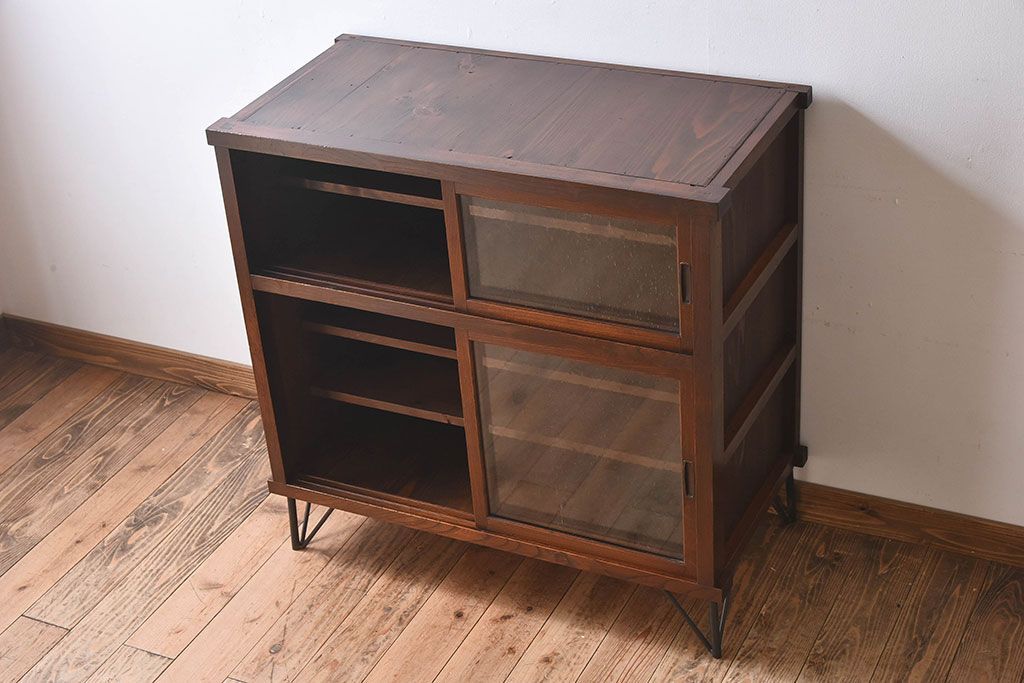 アンティーク家具　和製アンティーク　気泡ガラス入り!鉄脚付き収納棚(戸棚)