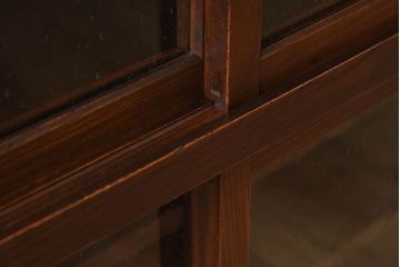 アンティーク家具　和製アンティーク　気泡ガラス入り!鉄脚付き収納棚(戸棚)