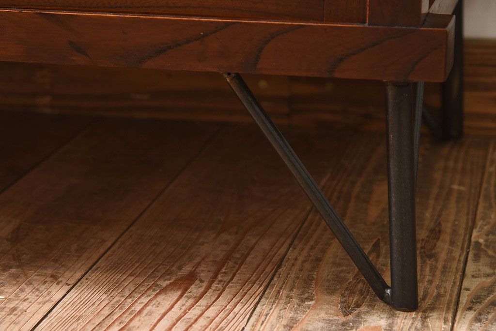 アンティーク家具　和製アンティーク　気泡ガラス入り!鉄脚付き収納棚(戸棚)