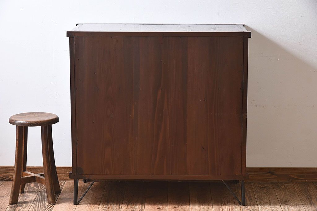 アンティーク家具　和製アンティーク　気泡ガラス入り!鉄脚付き収納棚(戸棚)