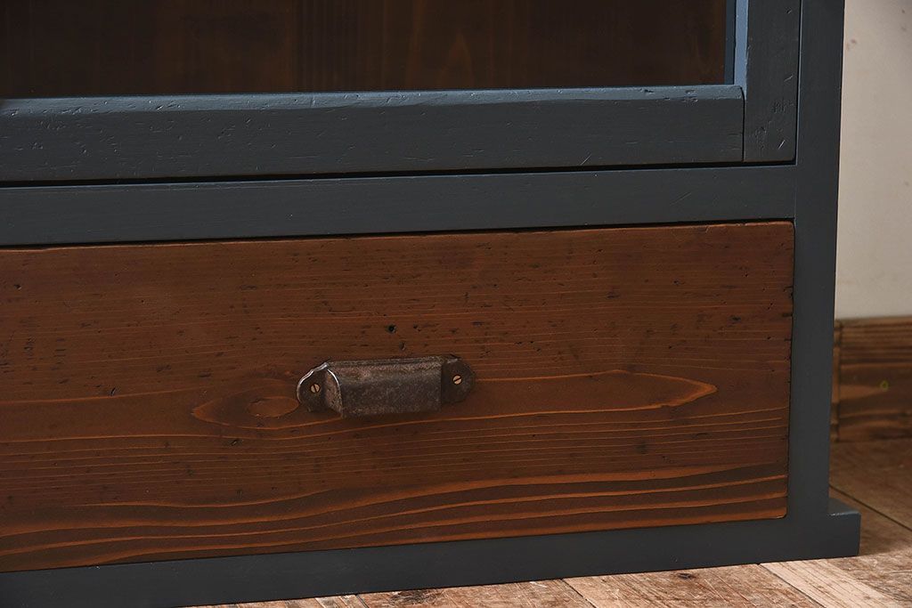 ペイント家具　シックなカラーがお洒落なキャビネット(収納棚、戸棚)