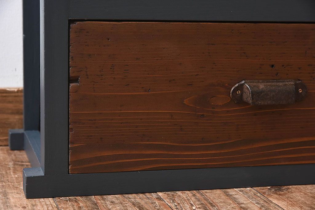 ペイント家具　シックなカラーがお洒落なキャビネット(収納棚、戸棚)