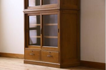 レトロ家具　和製アンティーク　昭和レトロなデザインが魅力的な重ね食器棚(収納棚)