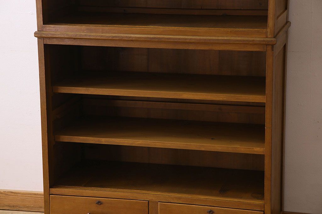 レトロ家具　和製アンティーク　昭和レトロなデザインが魅力的な重ね食器棚(収納棚)