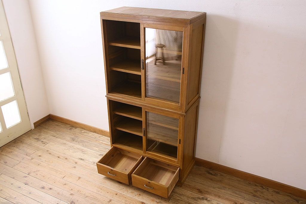 レトロ家具　和製アンティーク　昭和レトロなデザインが魅力的な重ね食器棚(収納棚)