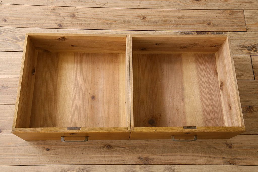 レトロ家具　和製アンティーク　昭和レトロなデザインが魅力的な重ね食器棚(収納棚)