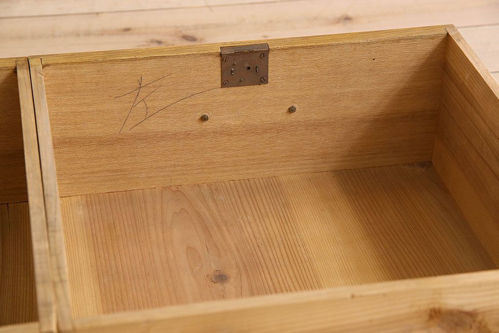 レトロ家具　和製アンティーク　昭和レトロなデザインが魅力的な重ね食器棚(収納棚)