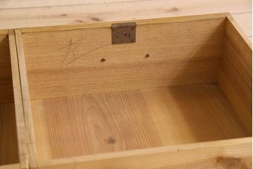 レトロ家具　和製アンティーク　昭和レトロなデザインが魅力的な重ね食器棚(収納棚)