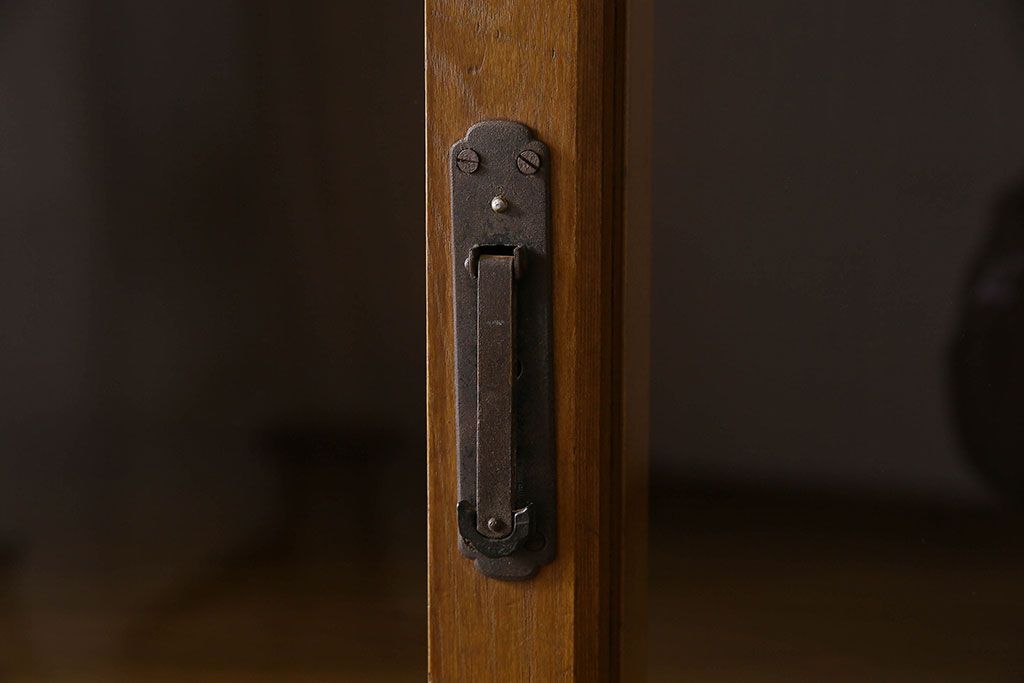 レトロ家具　和製アンティーク　昭和レトロなデザインが魅力的な重ね食器棚(収納棚)