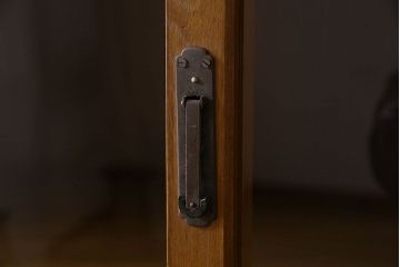 レトロ家具　和製アンティーク　昭和レトロなデザインが魅力的な重ね食器棚(収納棚)