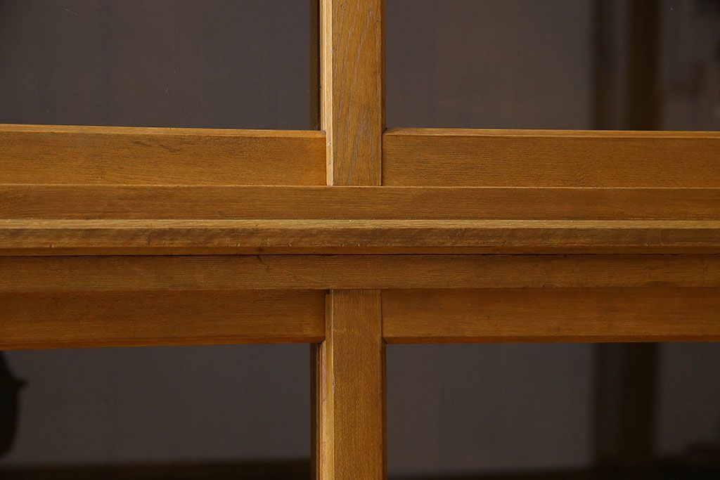 レトロ家具　和製アンティーク　昭和レトロなデザインが魅力的な重ね食器棚(収納棚)