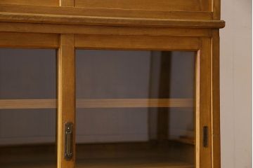 レトロ家具　和製アンティーク　昭和レトロなデザインが魅力的な重ね食器棚(収納棚)