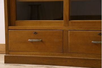 レトロ家具　和製アンティーク　昭和レトロなデザインが魅力的な重ね食器棚(収納棚)