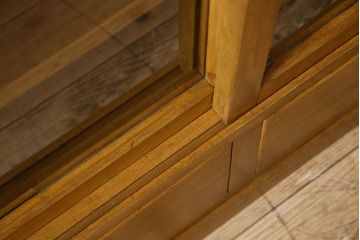 レトロ家具　和製アンティーク　昭和レトロなデザインが魅力的な重ね食器棚(収納棚)