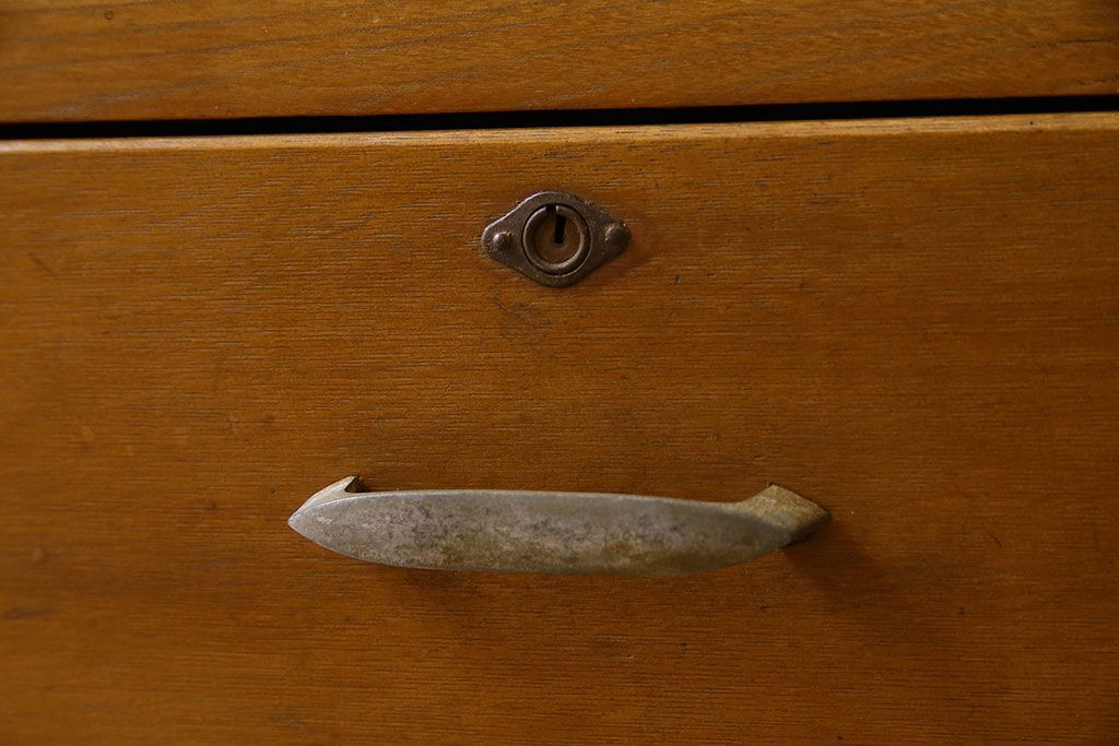 レトロ家具　和製アンティーク　昭和レトロなデザインが魅力的な重ね食器棚(収納棚)