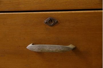 レトロ家具　和製アンティーク　昭和レトロなデザインが魅力的な重ね食器棚(収納棚)