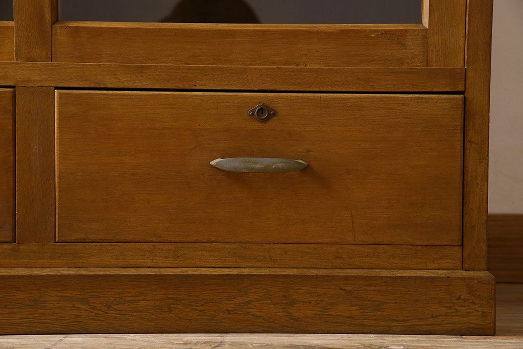 レトロ家具　和製アンティーク　昭和レトロなデザインが魅力的な重ね食器棚(収納棚)