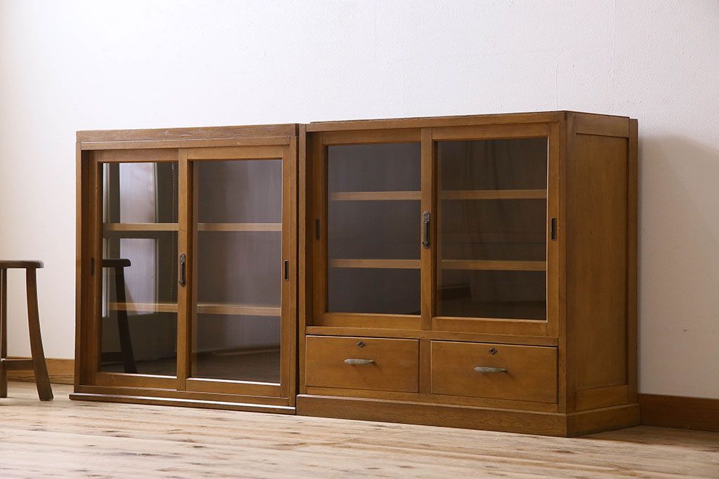 レトロ家具　和製アンティーク　昭和レトロなデザインが魅力的な重ね食器棚(収納棚)