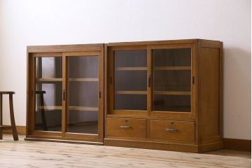 レトロ家具　和製アンティーク　昭和レトロなデザインが魅力的な重ね食器棚(収納棚)