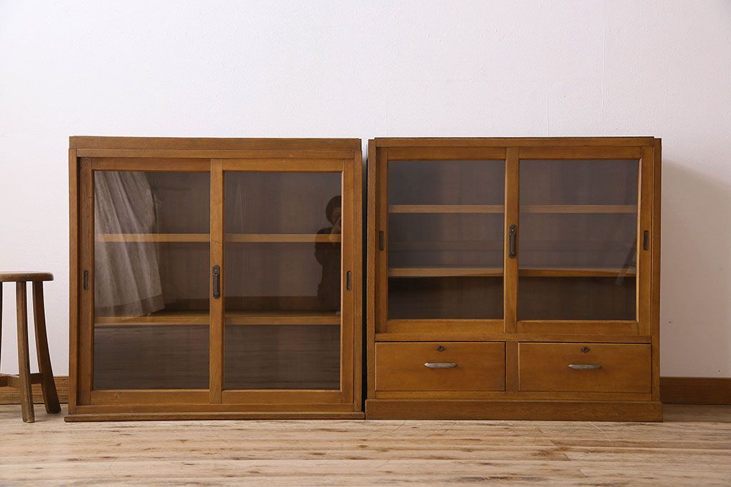 レトロ家具　和製アンティーク　昭和レトロなデザインが魅力的な重ね食器棚(収納棚)