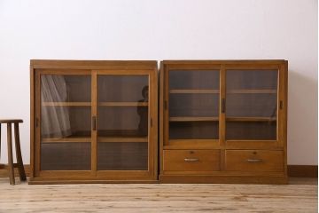 レトロ家具　和製アンティーク　昭和レトロなデザインが魅力的な重ね食器棚(収納棚)