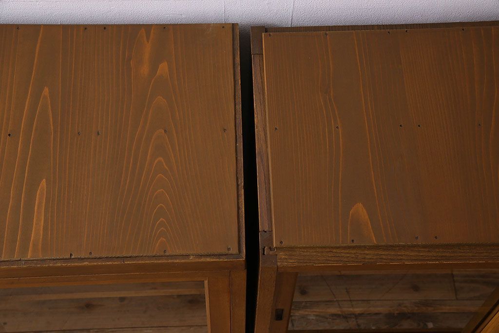 レトロ家具　和製アンティーク　昭和レトロなデザインが魅力的な重ね食器棚(収納棚)